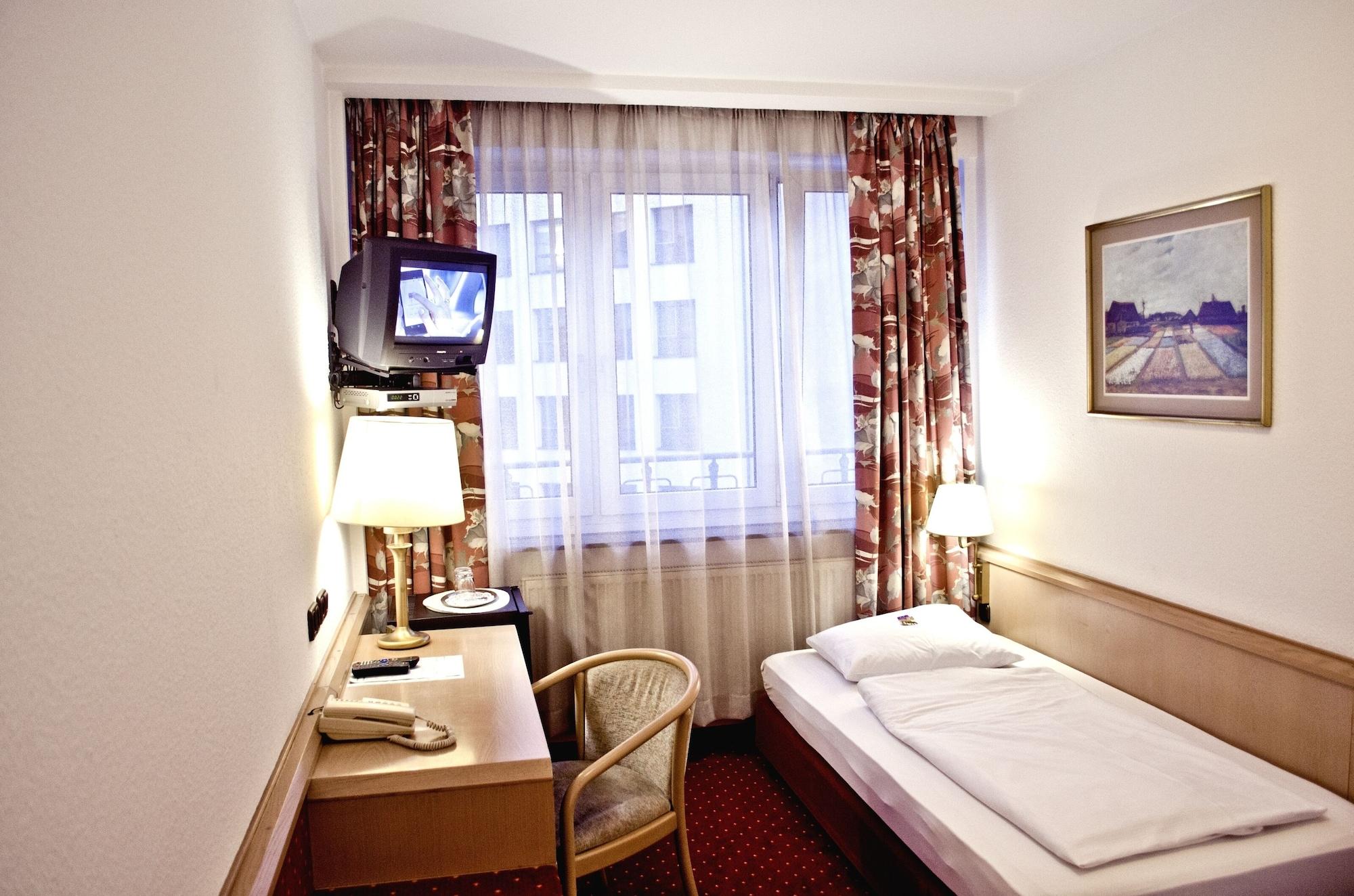 Adler Hotel Frankfurt Франкфурт на Майн Екстериор снимка