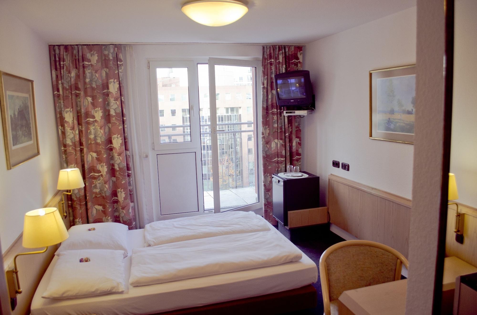 Adler Hotel Frankfurt Франкфурт на Майн Екстериор снимка