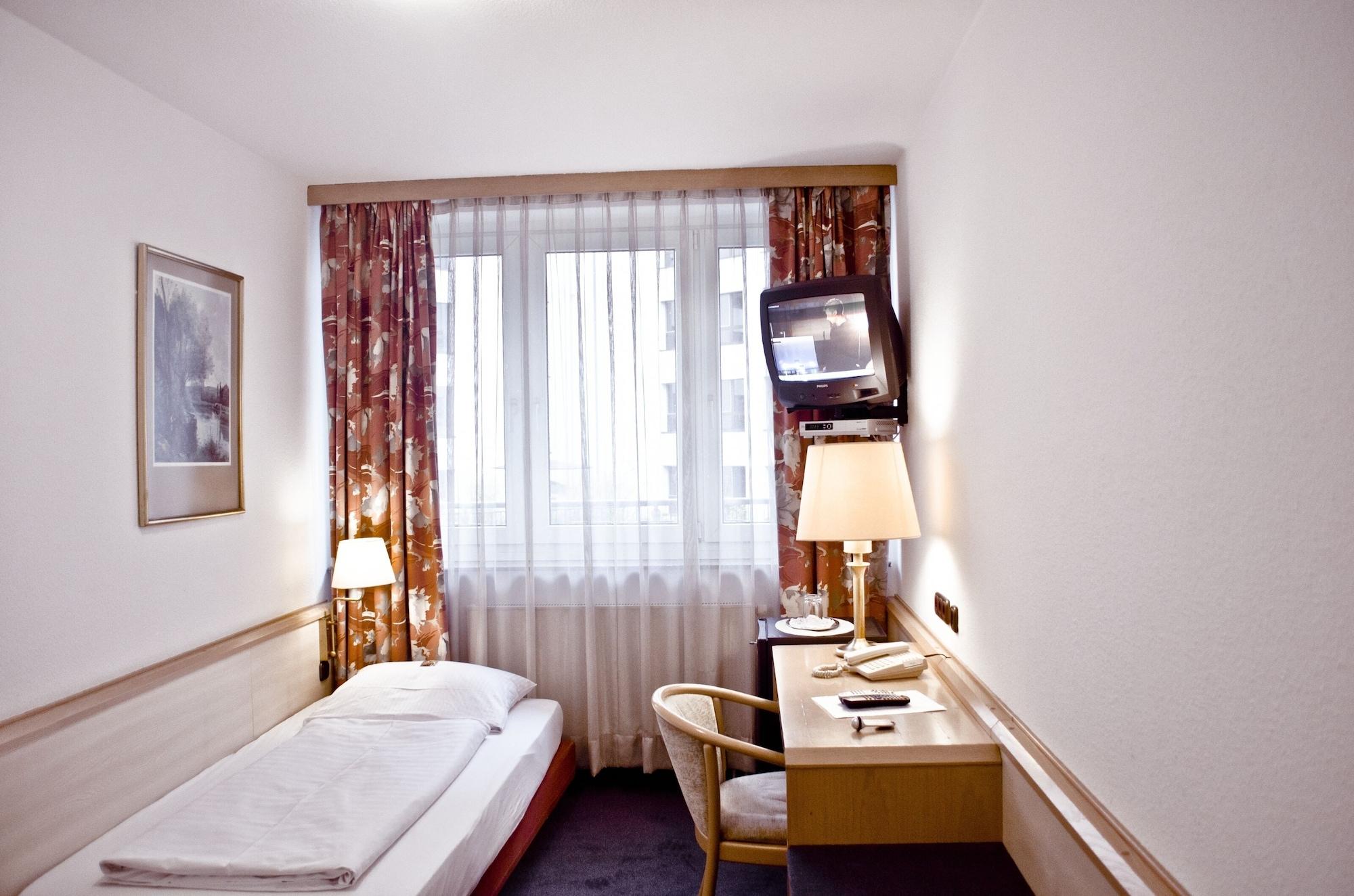 Adler Hotel Frankfurt Франкфурт на Майн Екстериор снимка