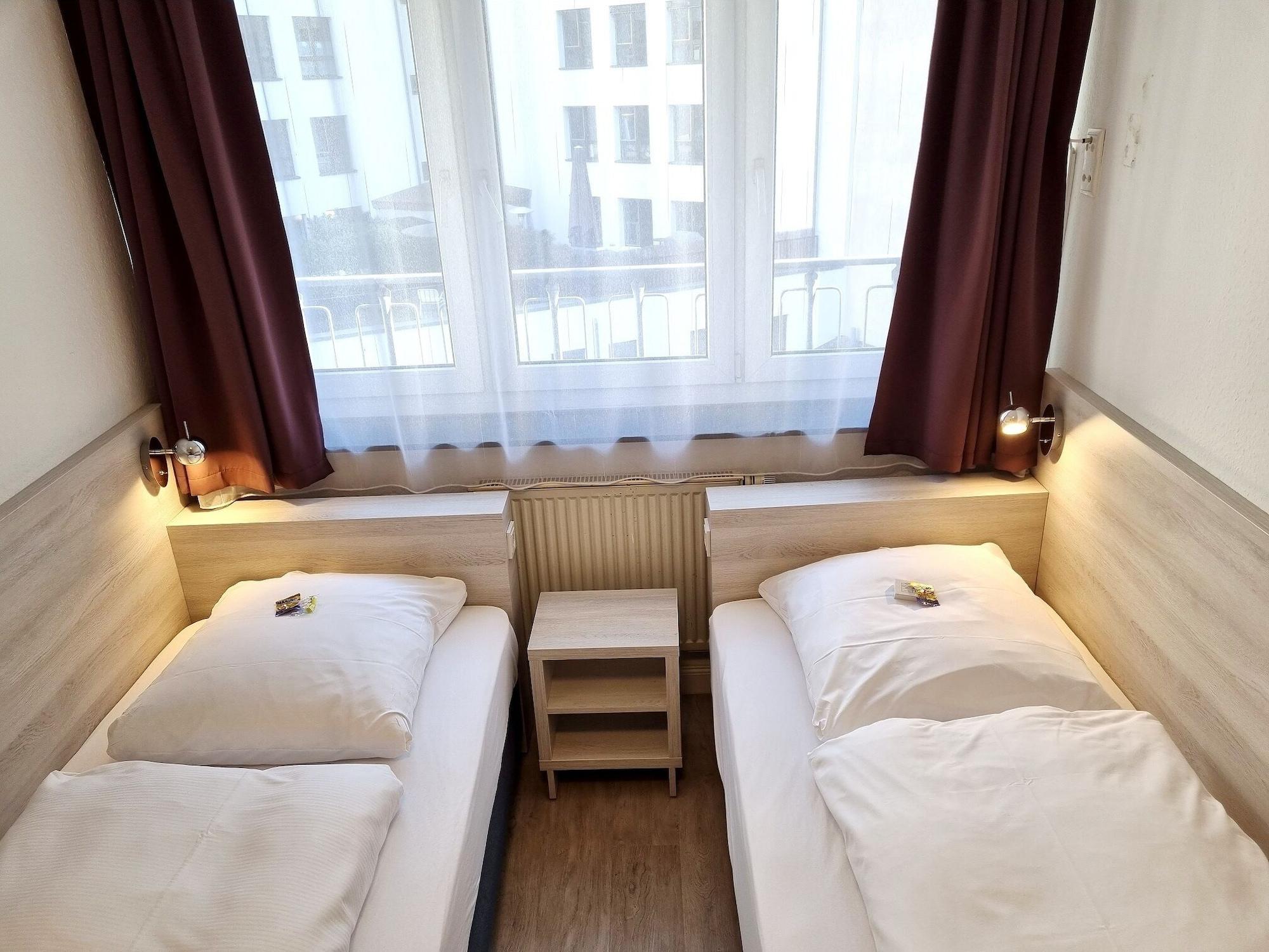 Adler Hotel Frankfurt Франкфурт на Майн Екстериор снимка