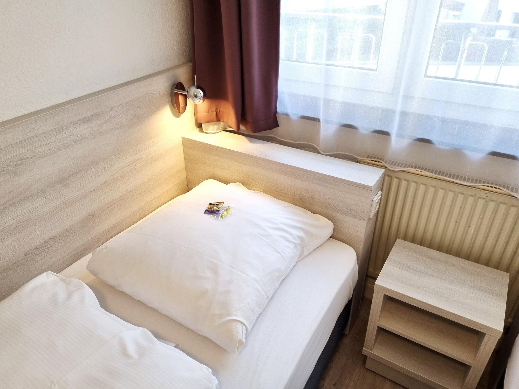 Adler Hotel Frankfurt Франкфурт на Майн Екстериор снимка