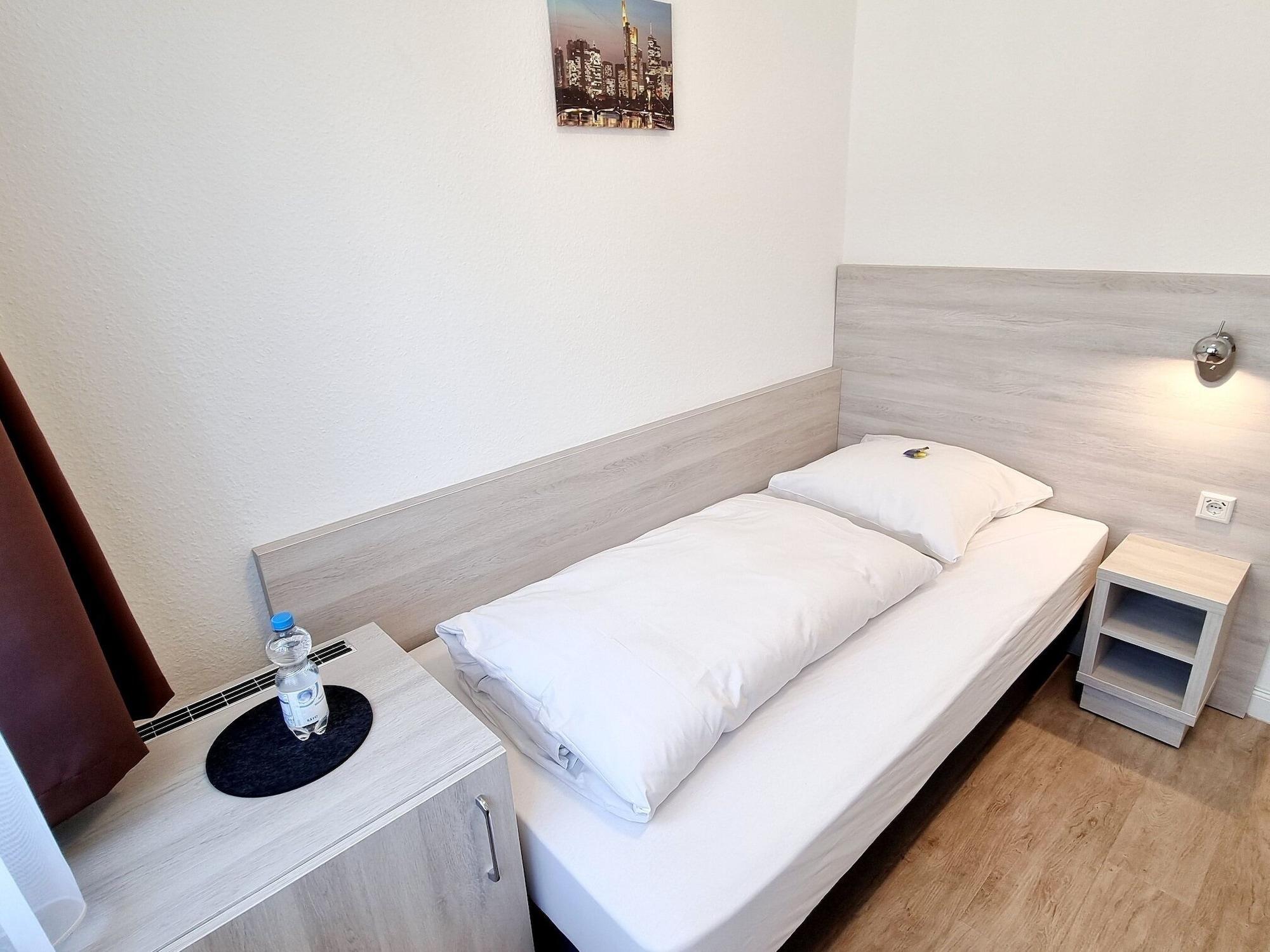 Adler Hotel Frankfurt Франкфурт на Майн Екстериор снимка